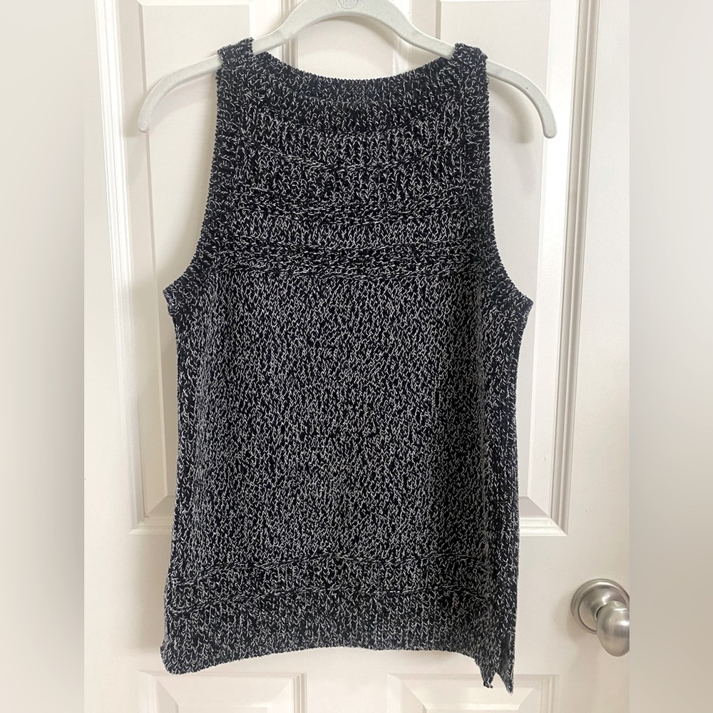 LOFT sleeveless sweater in black/white marled pattern. Side slits at hip. Sz-M